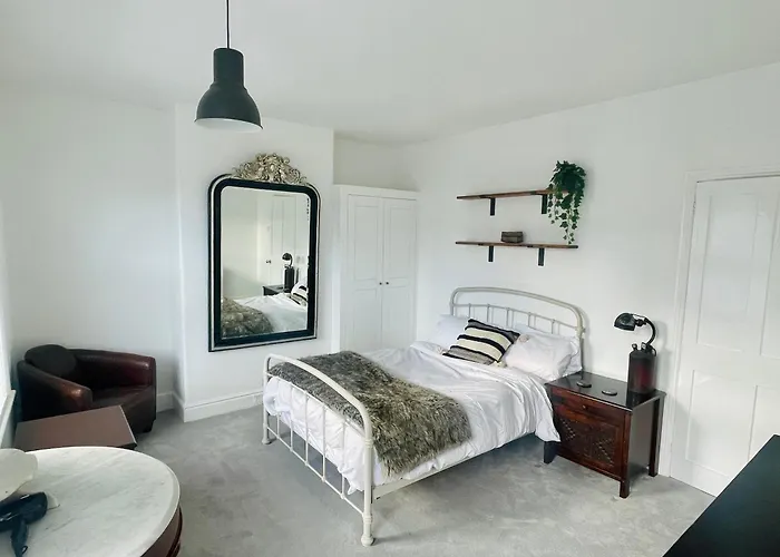 Newly Refurbished City Centre House With Parking
