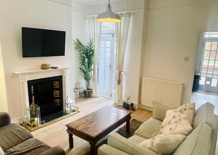 Newly Refurbished City Centre House With Parking