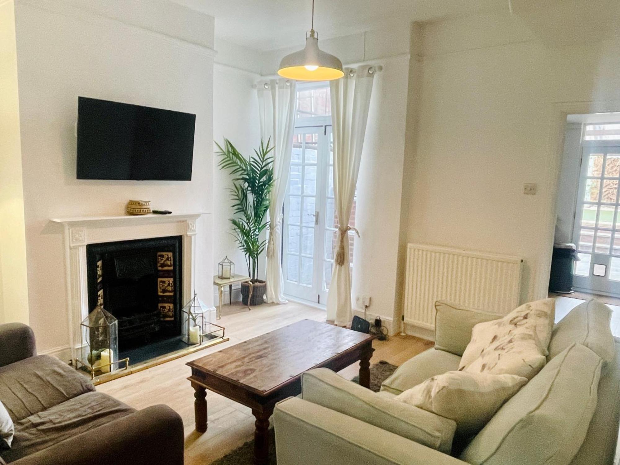 Holiday home Newly Refurbished Centre House With Parking