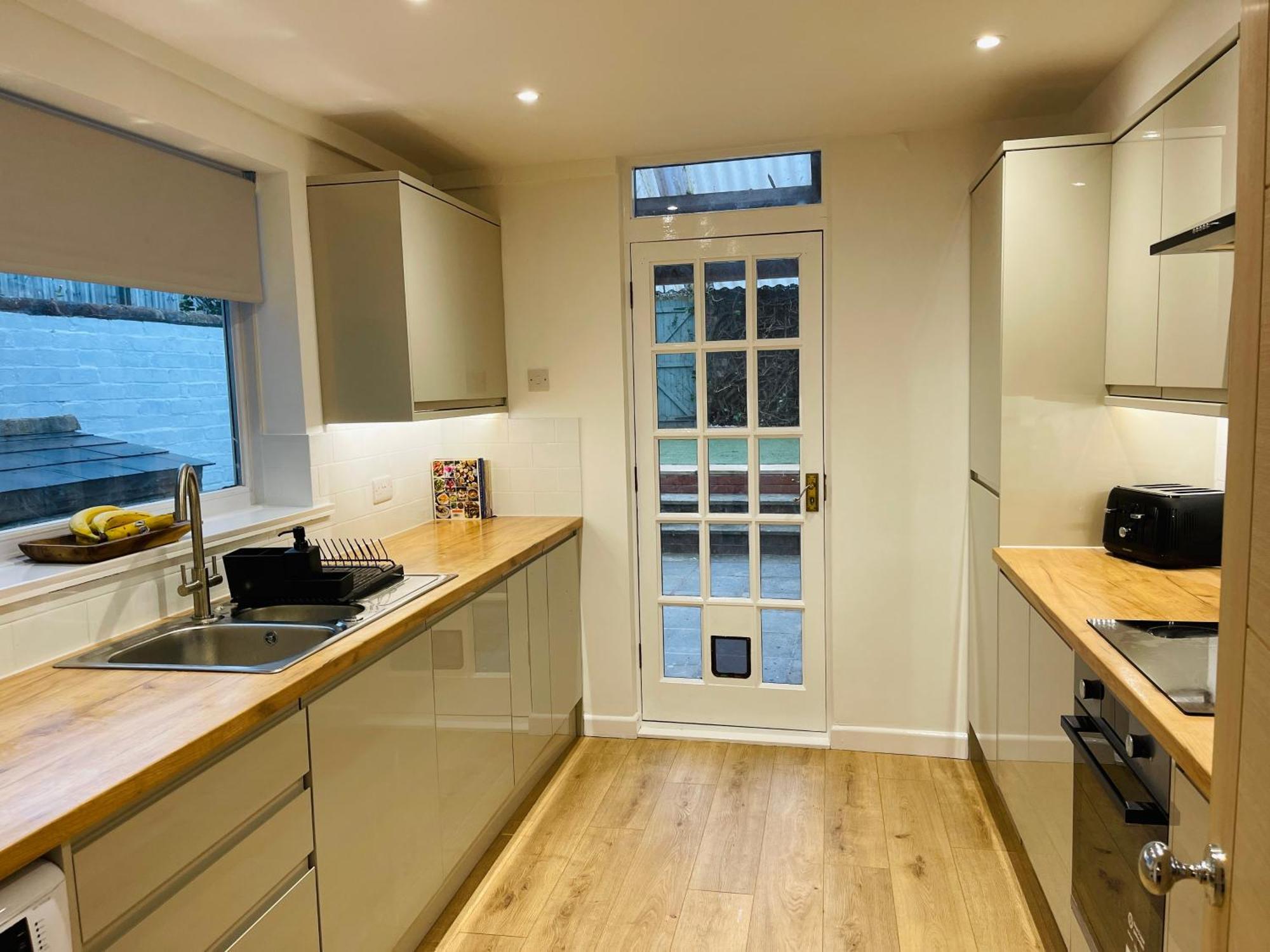 Newly Refurbished Centre House With Parking