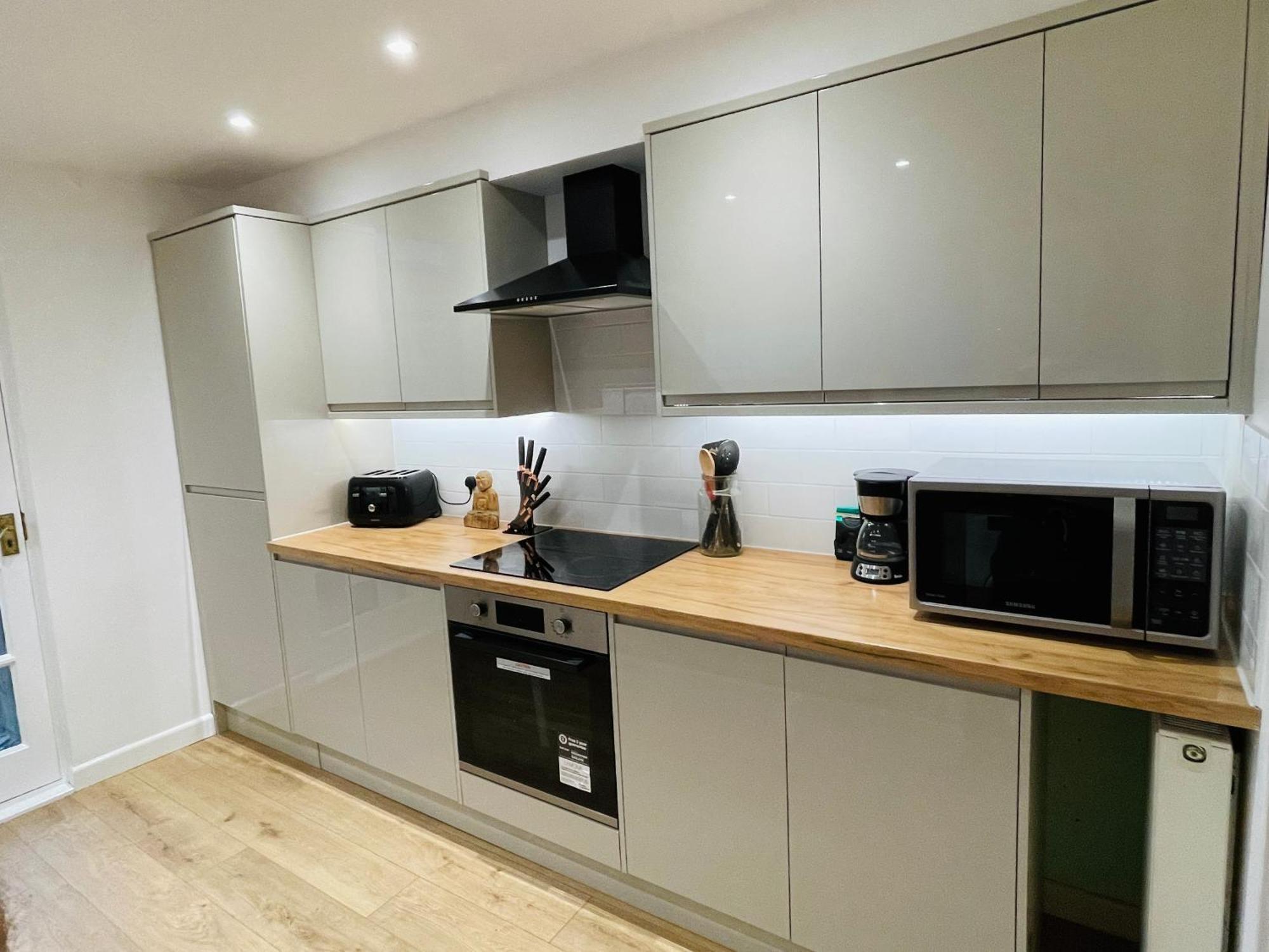 Newly Refurbished Centre House With Parking Holiday home *