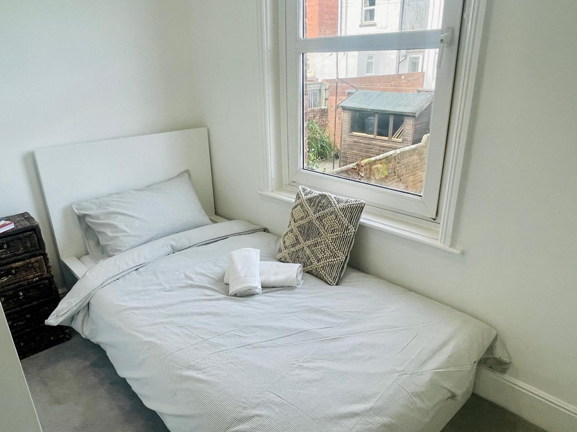 Newly Refurbished Centre House With Parking Holiday home