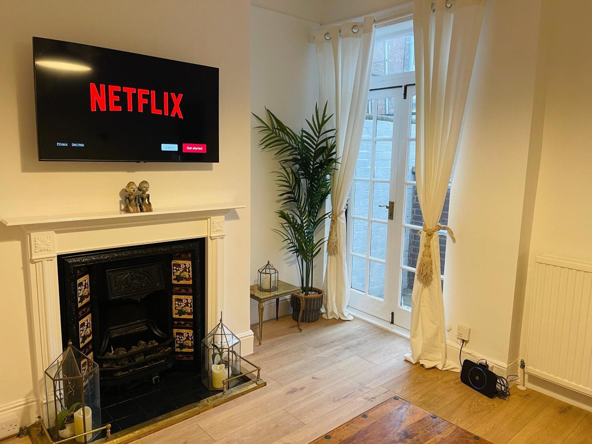 Newly Refurbished Centre House With Parking