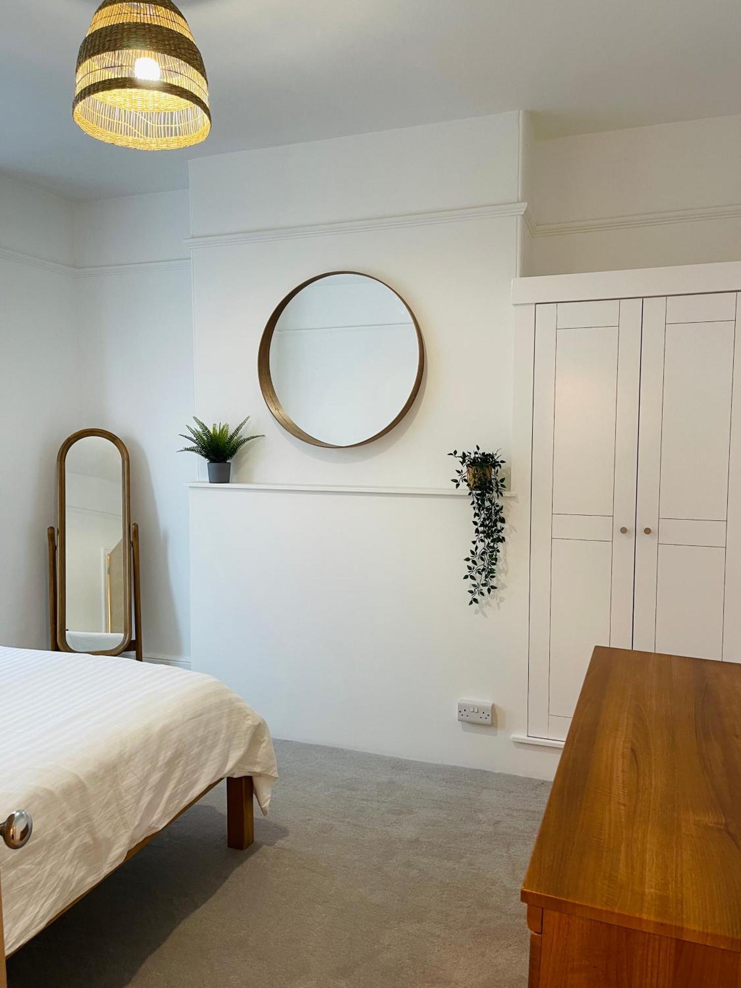 Newly Refurbished Centre House With Parking